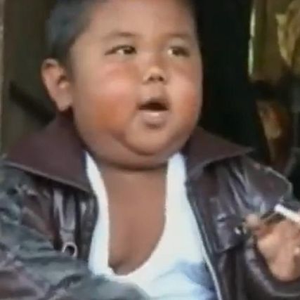 Indonesie Le Bebe Fumeur Est Desormais Accro A La Bouffe Le Matin