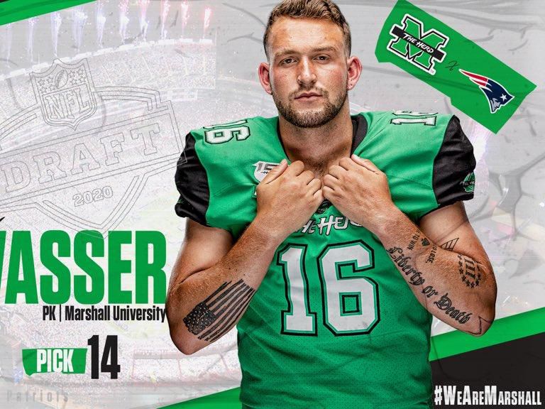 Rechtsaussen Miliz Nfl Kicker Will Sich Umstrittenes Tattoo Entfernen Lassen 20 Minuten