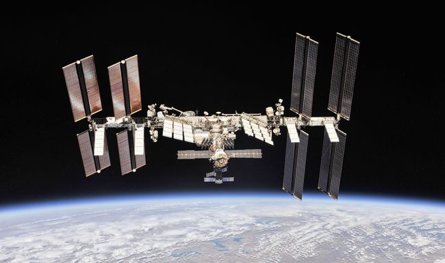 La Station spatiale internationale assure une présence humaine permanente dans l’espace depuis 2000.