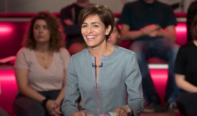 Après le «19:30», Esther Mamarbachi a présenté et produit «Infrarouge» durant 10 ans.