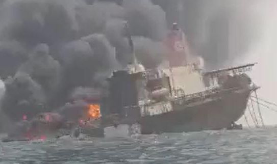 Des images du pétrolier éventré, laissant échapper une épaisse fumée noire et des flammes, ont été diffusées sur les réseaux sociaux.