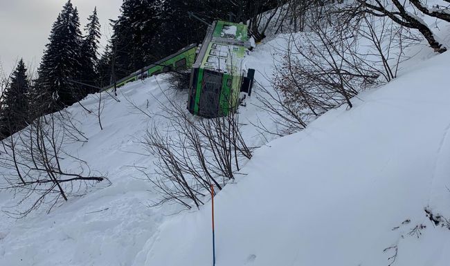 Photo prise ce jeudi 3 février à 12h sur les lieux de cette avalanche surprenante qui a fait dérailler le train assurant la liaison entre la station de Villars et le domaine skiable de Bretaye hier peu avant 15h.