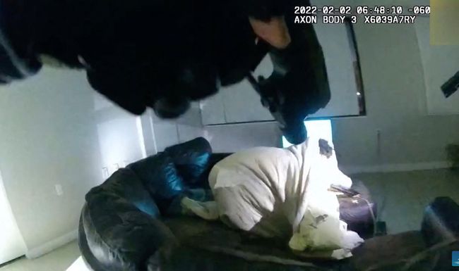 La vidéo de l’assaut, publiée jeudi soir, montre les policiers ouvrir la porte du logement avec une clé, entrer et annoncer leur présence avant de s’avancer vers le salon où un homme est allongé sur le canapé, sous des draps. Celui-ci se redresse légèrement, une arme à la main, et un policier ouvre le feu.