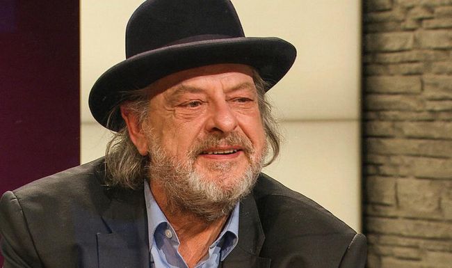 Endo Anaconda est à Burgdorf (BE), puis est parti vivre à Bienne avant de s’établir à Vienne. Il est revenu en Suisse dans les années 1980.