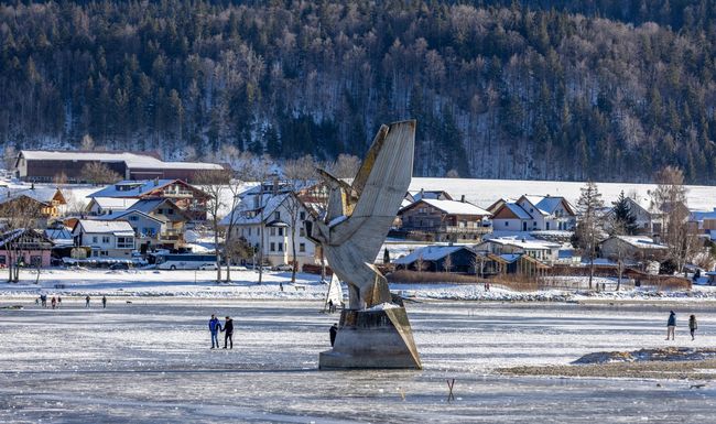 Pendant quelques jours, fin janvier, le lac de Joux était suffisamment gelé pour qu’on puisse marcher ou patiner dessus. Mais ce n’est plus le cas.