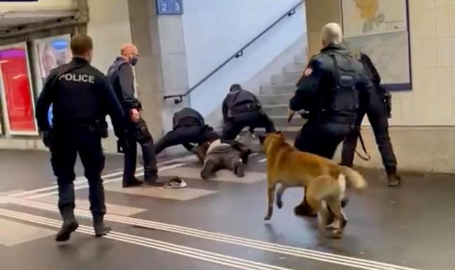 Le forcené a été plaqué au sol au bas d’une rampe.