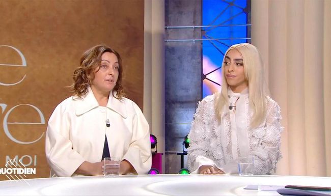 Amina Frühauf avec son fils Bilal Hassani sur le plateau de «Quotidien» le 2 février 2022.