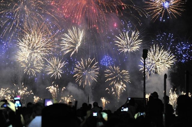 Fetes De Geneve Le Feu D 39 Artifice Est Retarde D 39 Une Demi Heure Tribune De Geneve