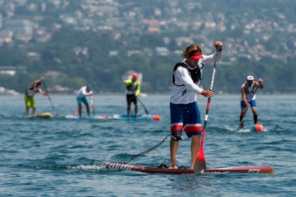 Suisse Le «stand up paddle» colonise plages et lacs Tribune de Genève