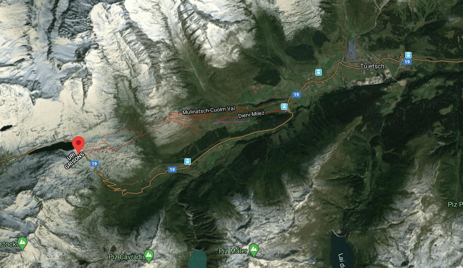 Am Unfall war auch ein Töff beteiligt: Er ereignete sich auf der Bündner Seite des Passes Richtung Sedrun. Am Unfall war auch ein Töff beteiligt: Er ereignete sich auf der Bündner Seite des Passes Richtung Sedrun.