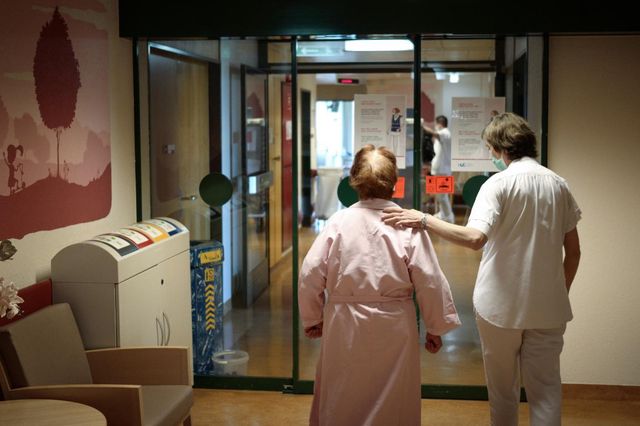 A L Hopital De Loex On Remet Le Corps En Route Apres Les Dommages Du Covid 19 Tribune De Geneve