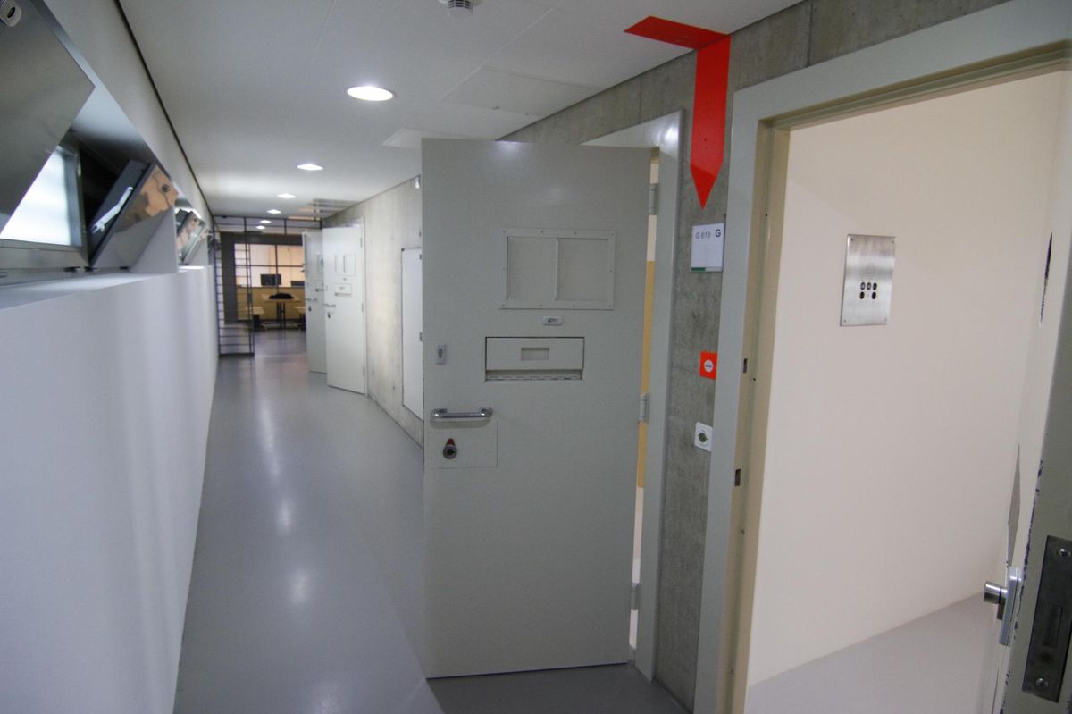 Am 12. Juni 2018 fühte sich eine 29-Jährige in einer Zelle des Untersuchungsgefängnisses Waaghof in Basel lebensbedrohliche Verletzungen zu. Am 12. Juni 2018 fühte sich eine 29-Jährige in einer Zelle des Untersuchungsgefängnisses Waaghof in Basel lebensbedrohliche Verletzungen zu.