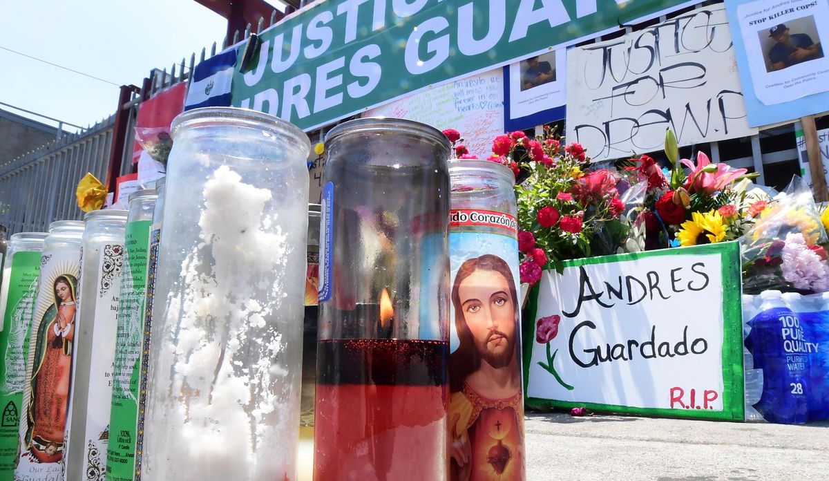 Des bougies en hommage à Andres Guardado, le 23 juin 2020 à Los Angeles.