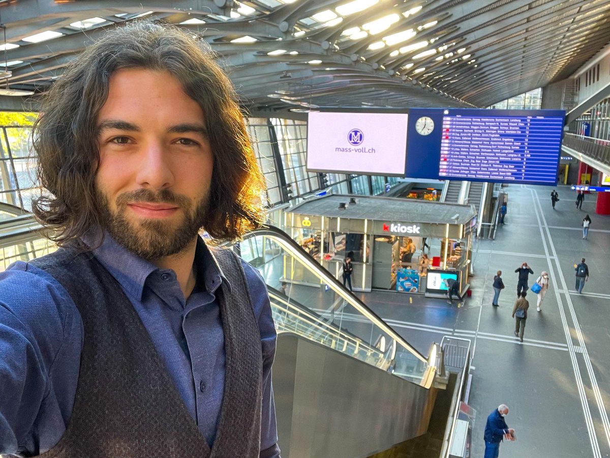 als auch im Bahnhof Luzern flimmern sie über den grossen Bildschirm direkt neben der Abfahrtstafel. 