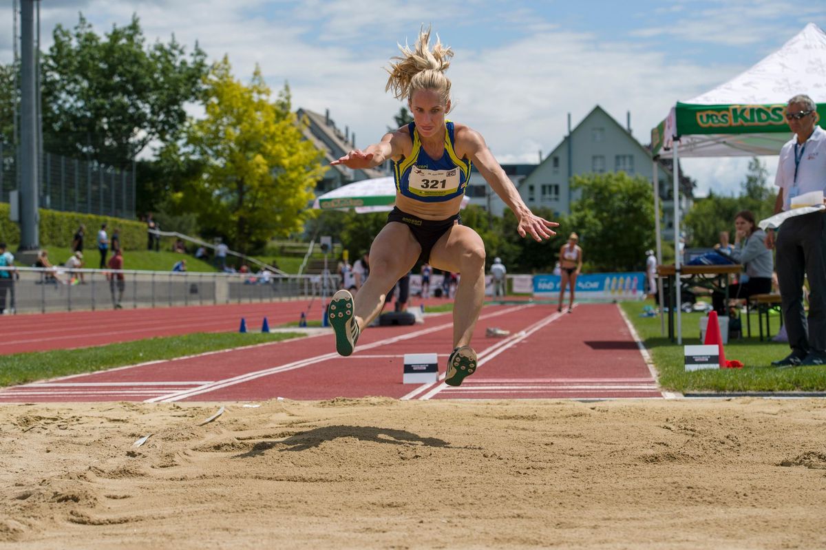 Nora Frey springt weit: Mit ihren 5,65 m ist die Athletin der LG Küsnacht-Erlenbach zwar nicht zufrieden, doch als Drittplatzierte gelingt ihr die beste Leistung der Teilnehmerinnen und Teilnehmer vom Zürichsee.