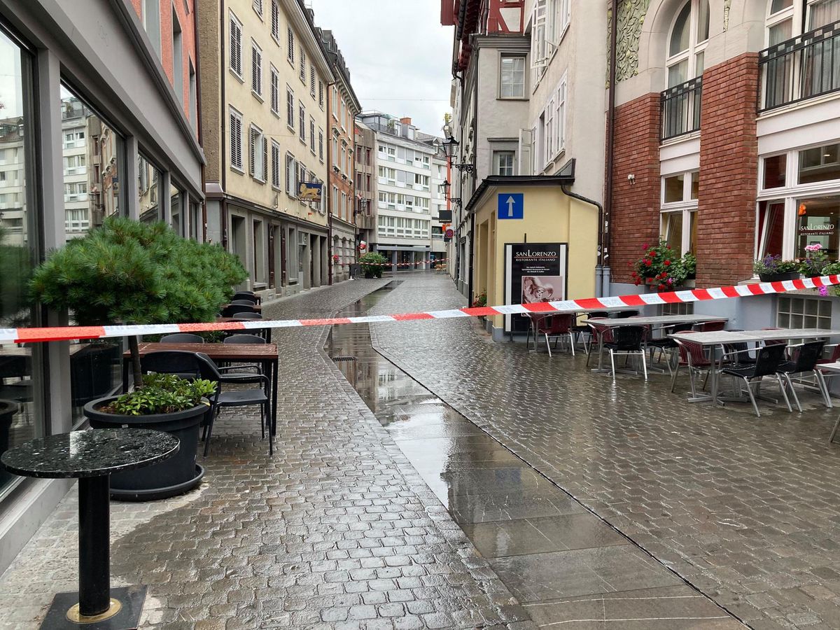 In der Nacht auf Sonntag wurde ein Mann von Unbekannten angegriffen und schwer verletzt. In der Nacht auf Sonntag wurde ein Mann von Unbekannten angegriffen und schwer verletzt.