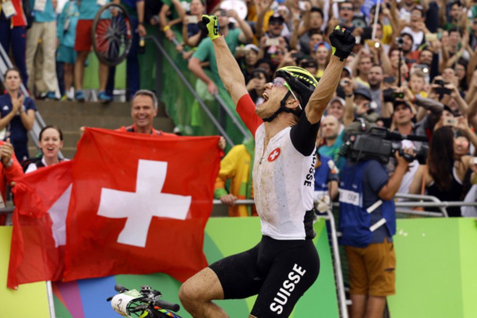 Après des médailles de bronze et d'argent en 2008 et 2012, Nino Schurter s'est enfin paré d'or en VTT (21 août 2016).