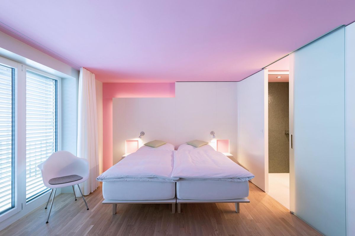 Moderne und frische Zimmer – das Hotel Dom ist zudem bestens im Klosterviertel gelegen. Moderne und frische Zimmer – das Hotel Dom ist zudem bestens im Klosterviertel gelegen.