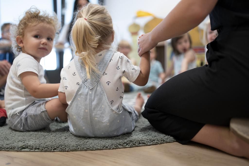 L’accueil extrafamilial des enfants est en premier lieu de la compétence des cantons et des communes, estime le Conseil fédéral. 