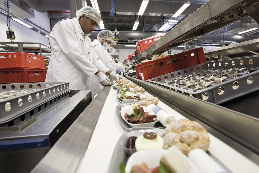 Qui l’eût cru? Les plateaux-repas des compagnies aériennes se vendent comme des petits pains auprès des clients en manque d’heures de vol. 