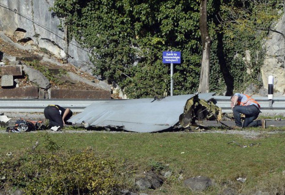 Les spécialistes de l'armée et la police scientifique examinent les débris sur la scène du crash du F/A-18.(Jeudi 24 octobre 2013)