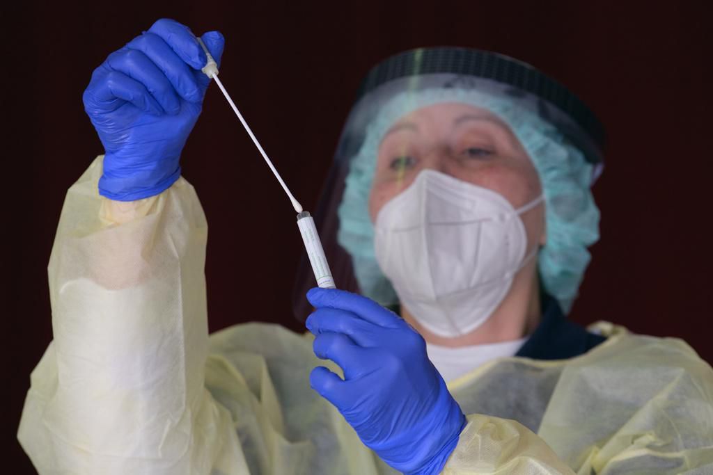 Berset mahnte, wie wichtig es sei, dass jeder mit Symptomen sich testen lasse. 