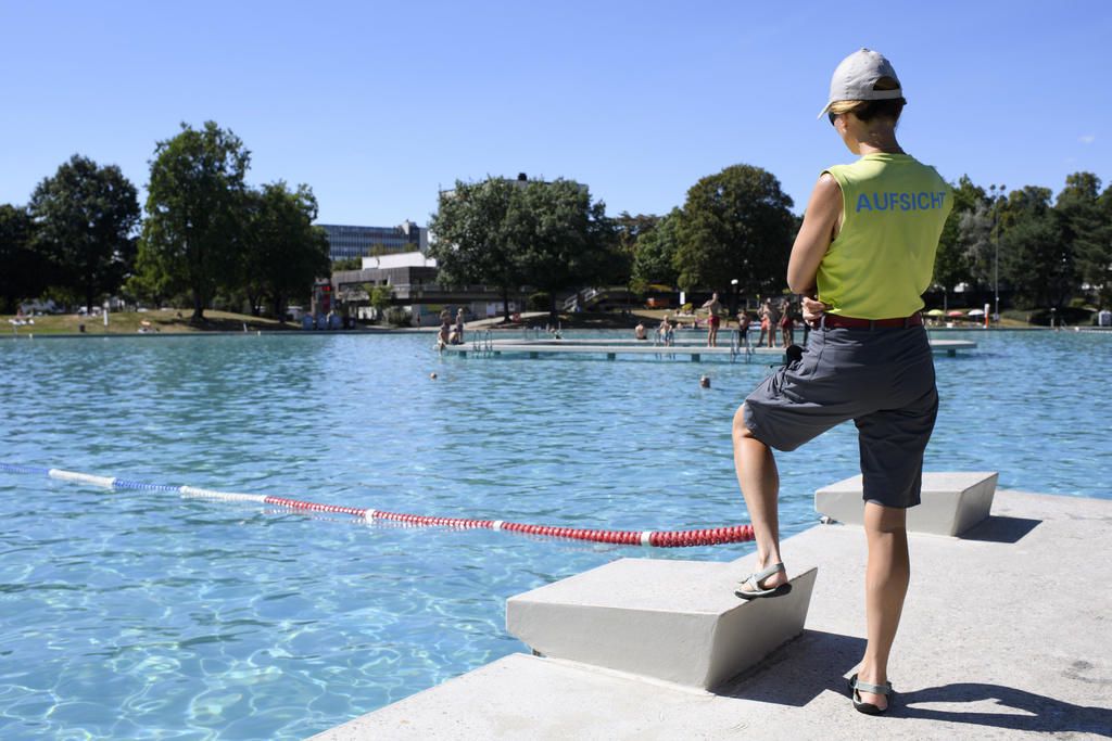 Beschimpft, bespuckt und bedroht: Bademeisterinnen in der Schweiz werden immer wieder von Badegästen angepöbelt oder angegangen. (Symbolbild) Beschimpft, bespuckt und bedroht: Bademeisterinnen in der Schweiz werden immer wieder von Badegästen angepöbelt oder angegangen. (Symbolbild)