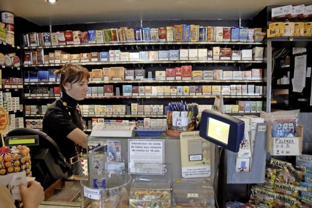 On ne devrait plus vendre ni tabac, ni cannabis légal aux mineurs