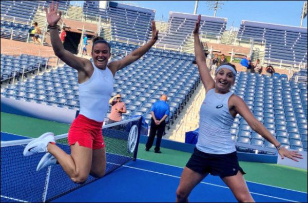 Timea Bacsinszky (à dr., ici avec la Grecque Maria Sakkari après une séance d'entraînement au Grandstand): «Il y aura un élément déclencheur, j'ignore encore lequel, mais je sais qu'il y en aura un.»