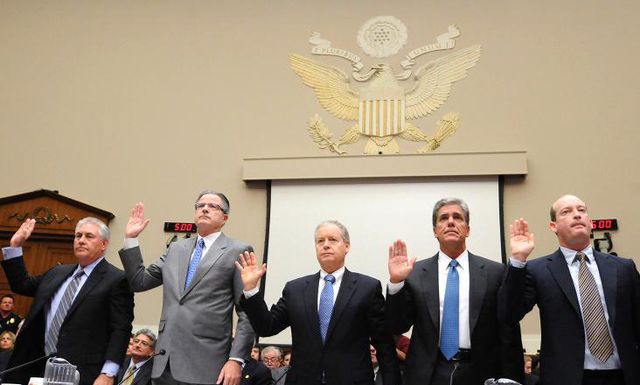 Topmanager von Öl-Firmen sagen vor dem US-Kongress aus: (von links) ExxonMobil-CEO Rex Tillerson, Chevron-Chef John Watson, ConocoPhillips-CEO James Mulva, Shell-Präsident Marvin Odum and BP-America-Chef Lamar McKay werden vereidigt.