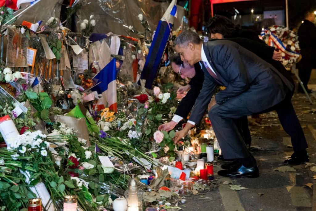 Hollande et Obama se recueillent au Bataclan