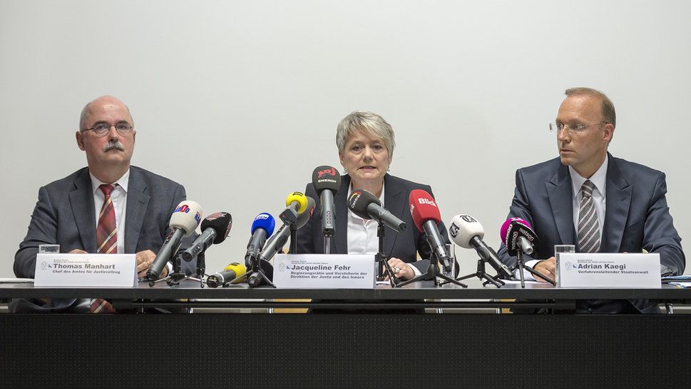 Gemeinsame Medienkonferenz: Der Chef des Amtes für Justizvollzug, Thomas Manhart (l.), Regierungsrätin Jacqueline Fehr (m.), Vorsteherin der Direktion der Justiz und des Innern, und der verfahrensleitende Staatsanwalt Adrian Kaegi (rechts) beantworten im Juli 2016 Fragen rund um das Tötungsdelikt.