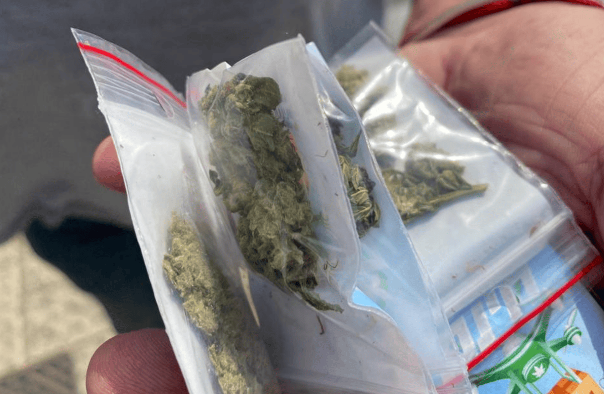Des centaines de sachet de cannabis ont été largués sur la place Rabin, à Tel-Aviv.