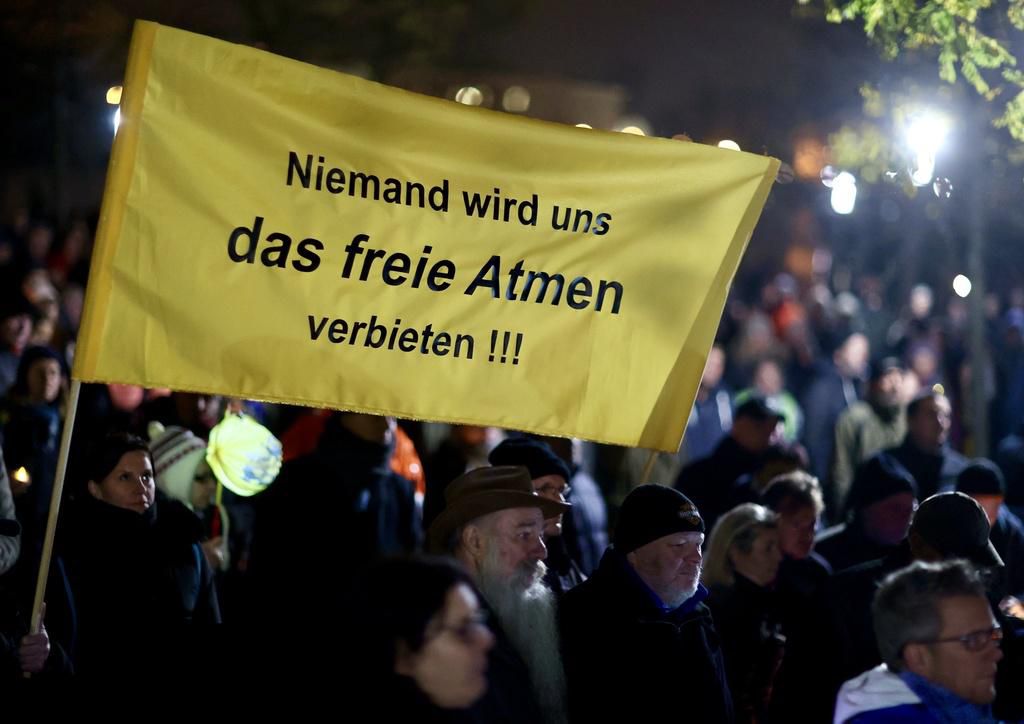 Zudem übte er Kritik an Demonstranten, welche die Maskenpflicht als ungerechtfertigte Zumutung anprangerten und warf ihnen vor, sich nicht in gleichem Mass gegen gesellschaftliche Probleme wie Rassismus und Kinderarmut einzusetzen.