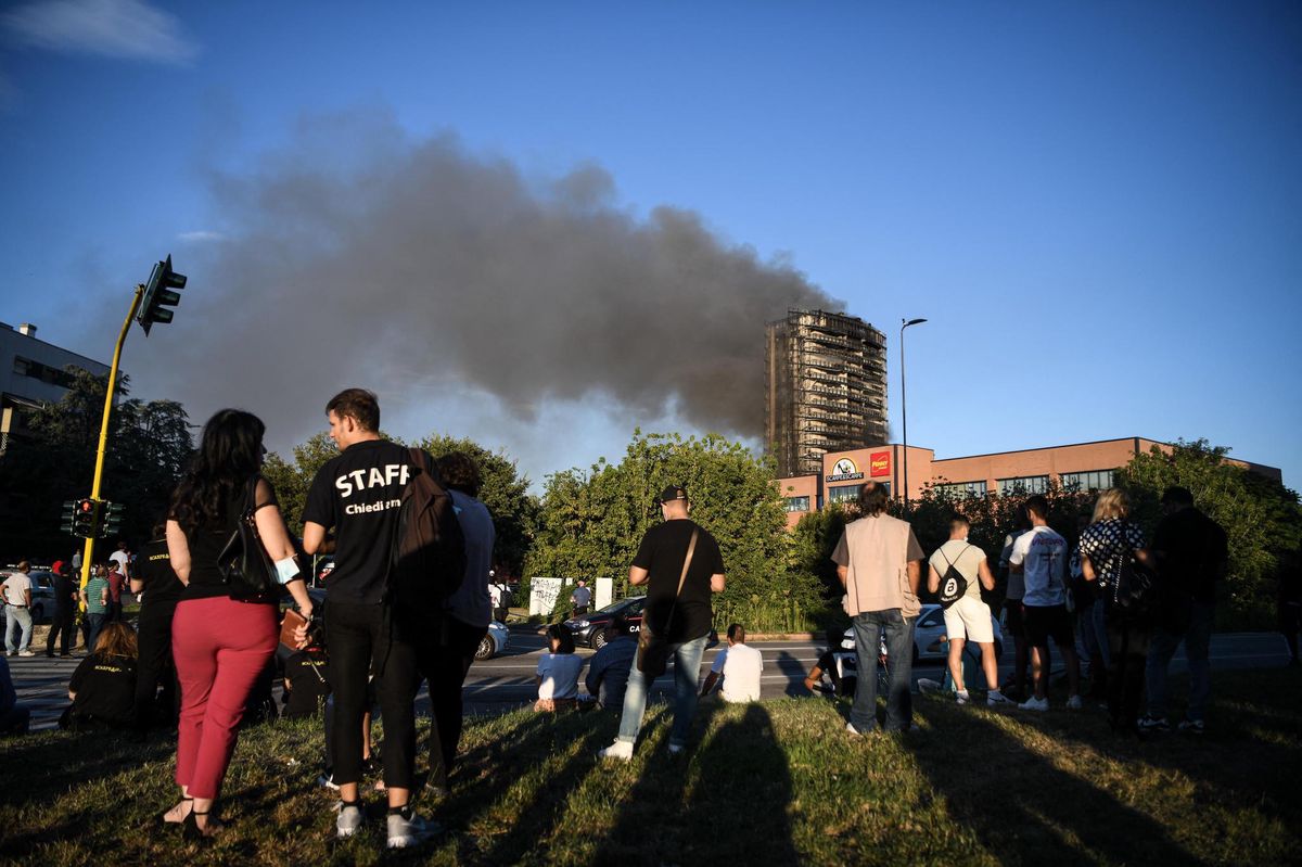 20 Mieterinnen und Mieter haben eine leichte Rauchvergiftung erlitten. 20 Mieterinnen und Mieter haben eine leichte Rauchvergiftung erlitten.