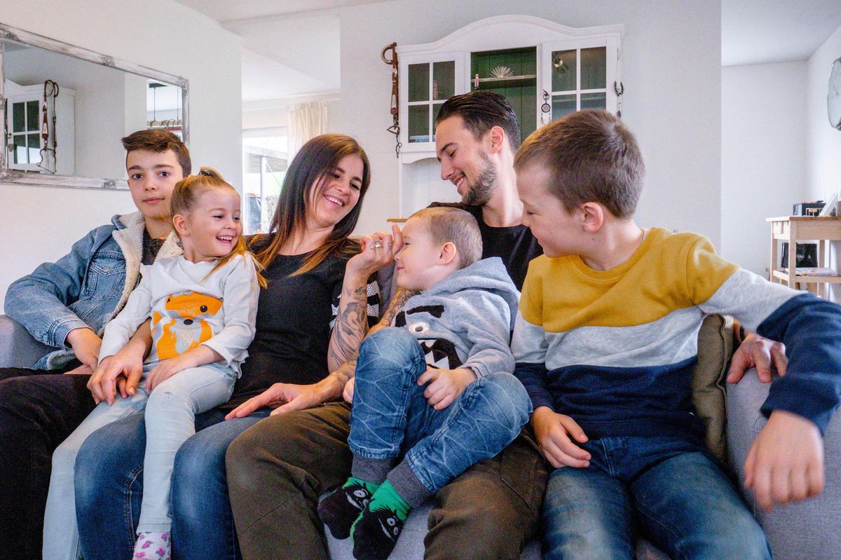 Vivien Fuchs (35) und ihr Mann Jari Fuchs (32) sind die Eltern von einem 13-jährigen Sohn, einem achtjährigen Sohn, einer fünfjährigen Tochter und einem dreijährigen Sohn. 