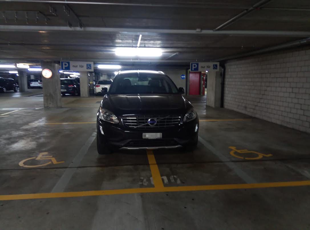 Zurich Volvo Besetzt Gleich Vier Parkplatze Fur Behinderte 20 Minuten