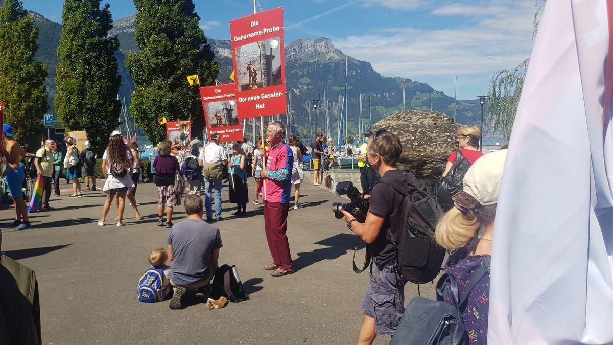An der Demo nahmen damals rund 300 Personen teil. An der Demo nahmen damals rund 300 Personen teil.