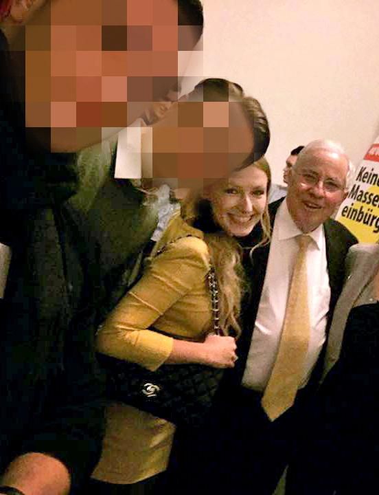 Hier posieren die beiden Jungunternehmer mit der Zürcher JSVP-Präsidentin Camille Lothe und Christoph Blocher im Jahr 2017. Hier posieren die beiden Jungunternehmer mit der Zürcher JSVP-Präsidentin Camille Lothe und Christoph Blocher im Jahr 2017.