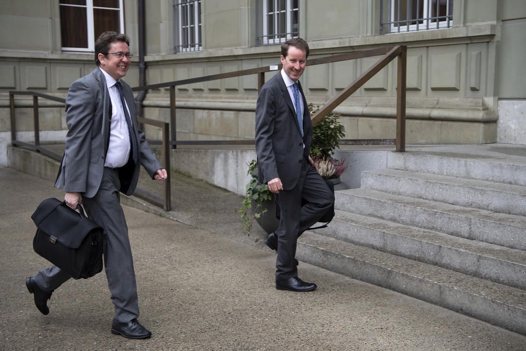 SVP-Fraktionschef Thomas Aeschi (r.) sagt zur Attacke Portmanns: «Bei der FDP liegen die Nerven blank. Mit billigen Diffamierungen werden Andersdenkende bereits zu geistig Kranken erklärt.»