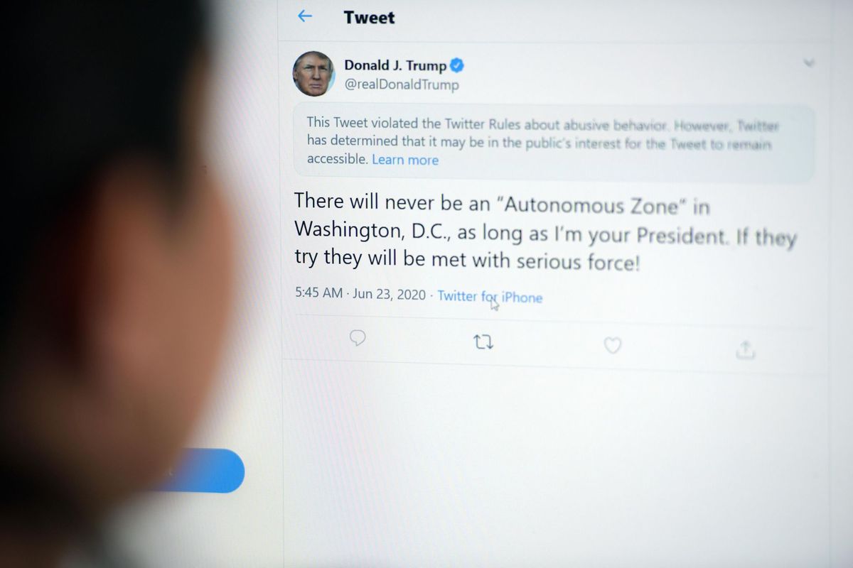 Twitter a barré le message de Donald Trump d’une mention signalant un contenu qui «enfreint» ses règles sur «les contenus inappropriés», tout en laissant la possibilité de le lire.