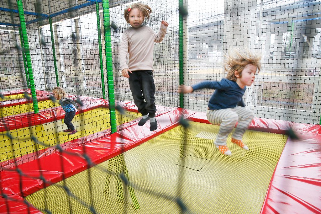 Hüpfen, Klettern und Rutschen im Trockenen | Zürcher Unterländer