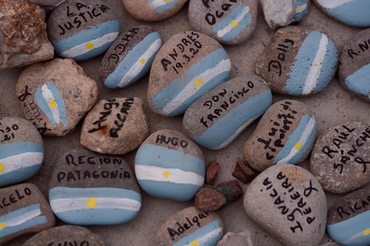 Los manifestantes colocaron una piedra que simboliza al ser querido que murió de Covid, frente a la Casa Rosada, el palacio presidencial en Buenos Aires.