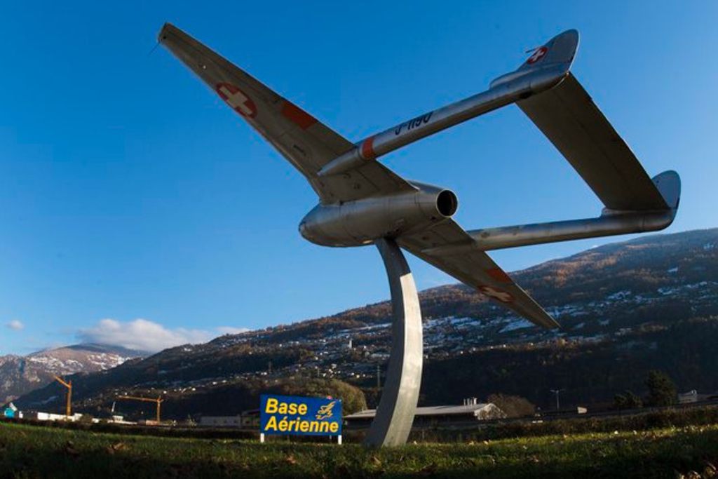 Valais L'armée va rénover la piste de l'aérodrome de Sion 24 heures