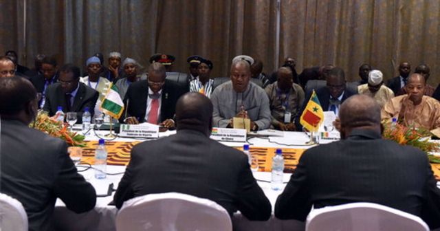 Partis politiques, société civile, dirigeants religieux et traditionnels ainsi que forces armées étaient réunis à Ouagadougou lors de cette journée de discussions avec le président ghanéen John Dramani Mahama et ses homologues sénégalais, Macky Sall, et nigérian, Goodluck Jonathan, venus à Ouagadougou.