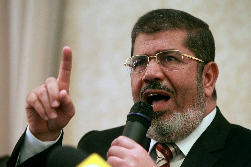 Le président islamiste Mohamed Morsi, destitué par l'armée et actuellement jugé pour la mort de manifestants, comparaîtra aussi pour «espionnage» en vue de mener des «actions terroristes» impliquant des groupes jihadistes. (18 décembre 2013)