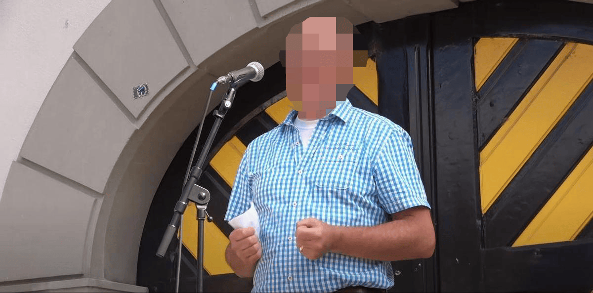 Der Arzt hatte sich in der Vergangenheit etwa kritisch zu Masken geäussert. Aufgetreten als Redner war er beispielsweise bei einer Demonstration in Altdorf UR im vergangenen September. Der Arzt hatte sich in der Vergangenheit etwa kritisch zu Masken geäussert. Aufgetreten als Redner war er beispielsweise bei einer Demonstration in Altdorf UR im vergangenen September.