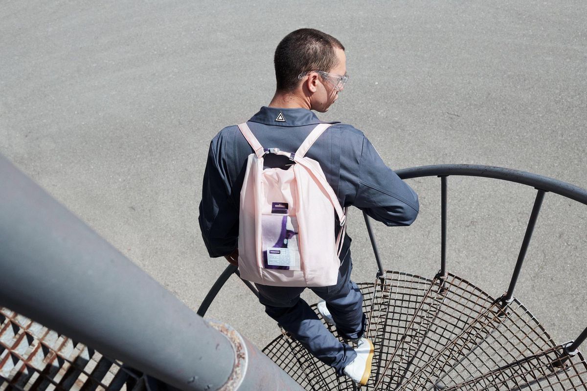 Die F707 Stratos kannst du als Rucksack tragen, sie funktioniert aber auch… Die F707 Stratos kannst du als Rucksack tragen, sie funktioniert aber auch…