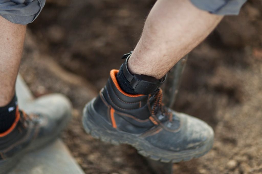 Elektronische Fussfesseln für Jugendliche