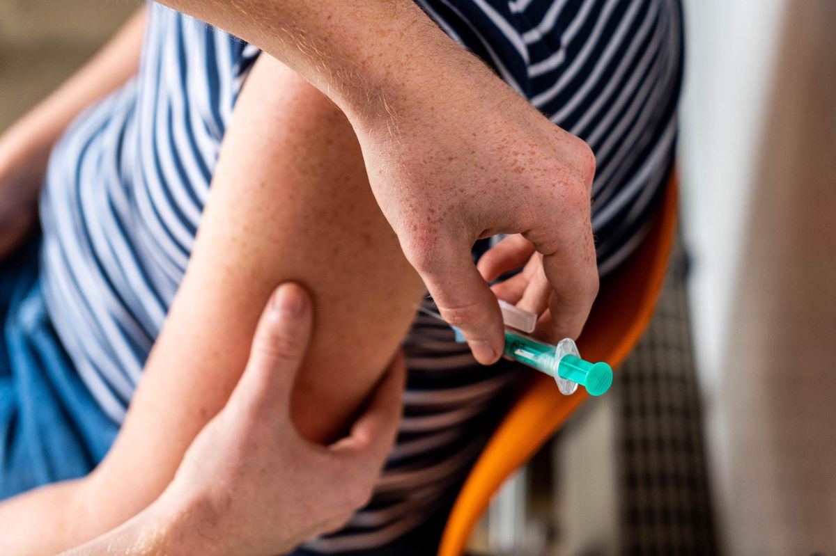 Nun hat das Bundesamt für Gesundheit die Impfempfehlung für Genesene angepasst: Sie sollen sich ein bis drei Monate nach der Infektion einmal impfen lassen. 